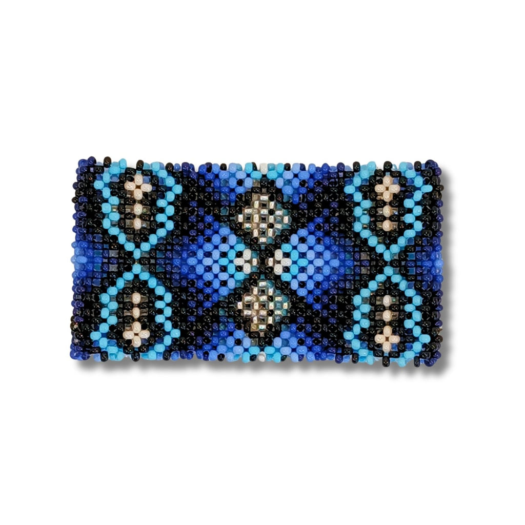 Pulseira de miçangas azul com detalhes centrais em losangos e contornos claros.