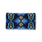 Pulseira de miçangas azul com detalhes centrais em losangos e contornos claros.