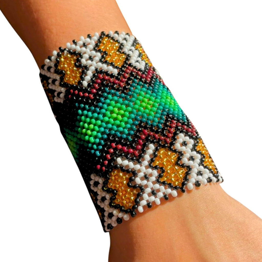 Pulseira indígena de miçangas não elástica, padrão geométrico multicolor no punho