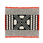 Pulseira de miçangas Kamaiurá com faixa listrada branco/preto, motivo central X e vermelho