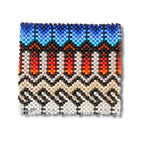 Pulseira indígena em miçangas com padrão geométrico azul, laranja, vermelho e preto