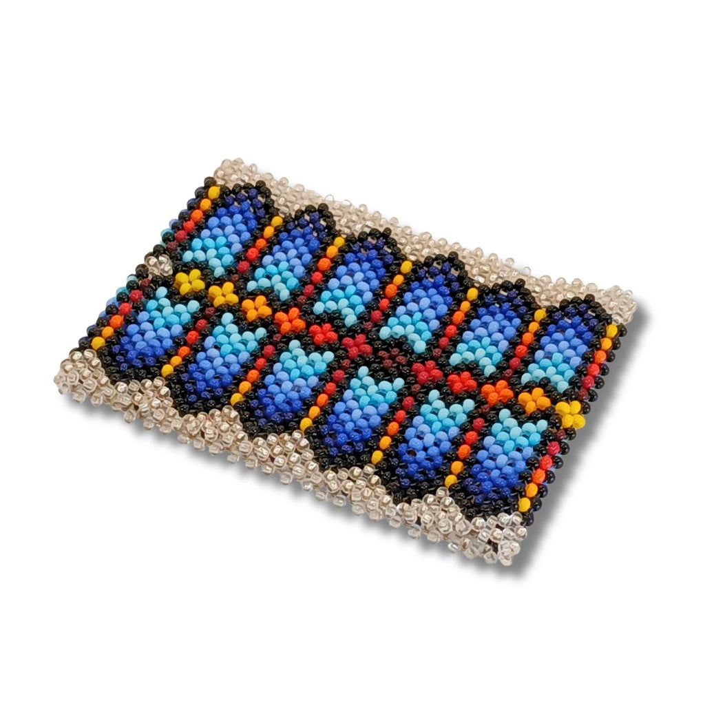 Pulseira indígena de miçangas azul e preto com faixas geométricas coloridas
