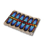 Pulseira indígena de miçangas azul e preto com faixas geométricas coloridas