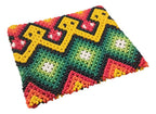 Pulseira elástica Fulni-ô em miçangas coloridas, padrão geométrico vermelho, amarelo e verde