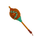 Maraca de cuia marrom com pintura azul-esverdeada e cabo de madeira com cordão