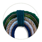 Cocar de sisal e linhas pequeno com aro azul e verde, fios bege e loop central