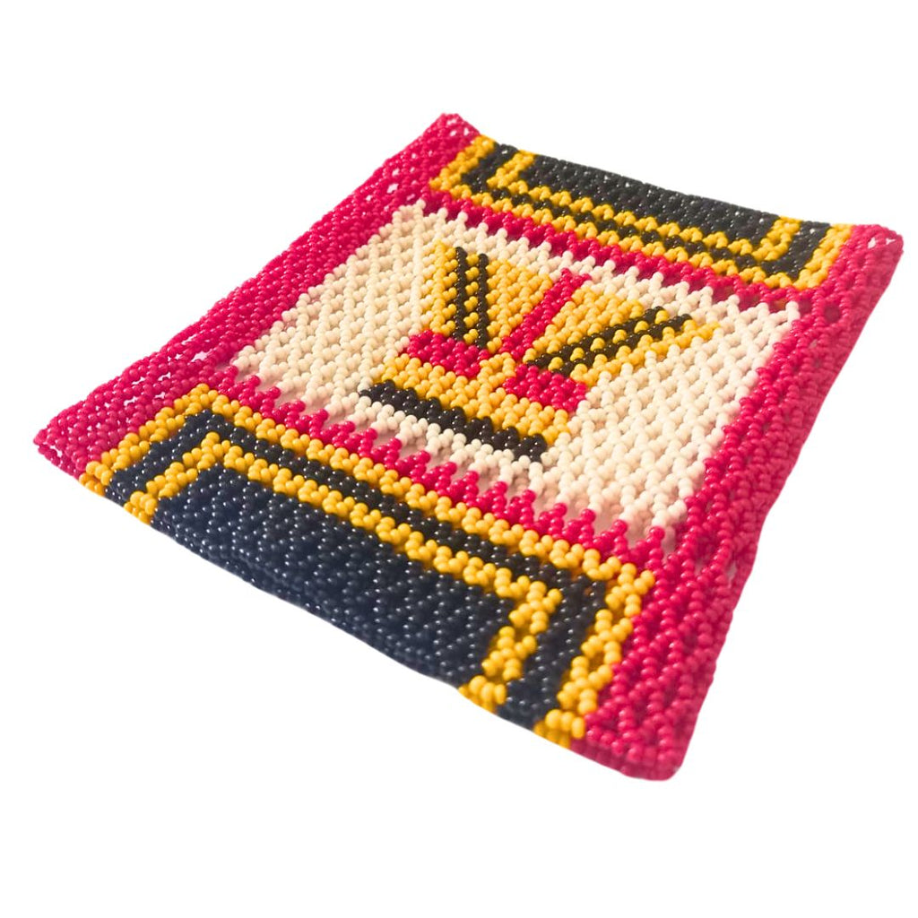 Pulseira elástica de miçangas com base rosa, faixa preta e amarelo, desenho central