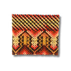 Pulseira indígena de miçangas multicoloridas com faixa quadriculada e símbolos