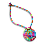 Colar de linha com pingente espiral multicolor e argola ajustável