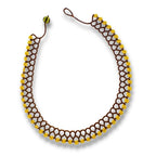 Colar de miçangas com padrão vazado em losangos, marrom e dourado, alça com cordão