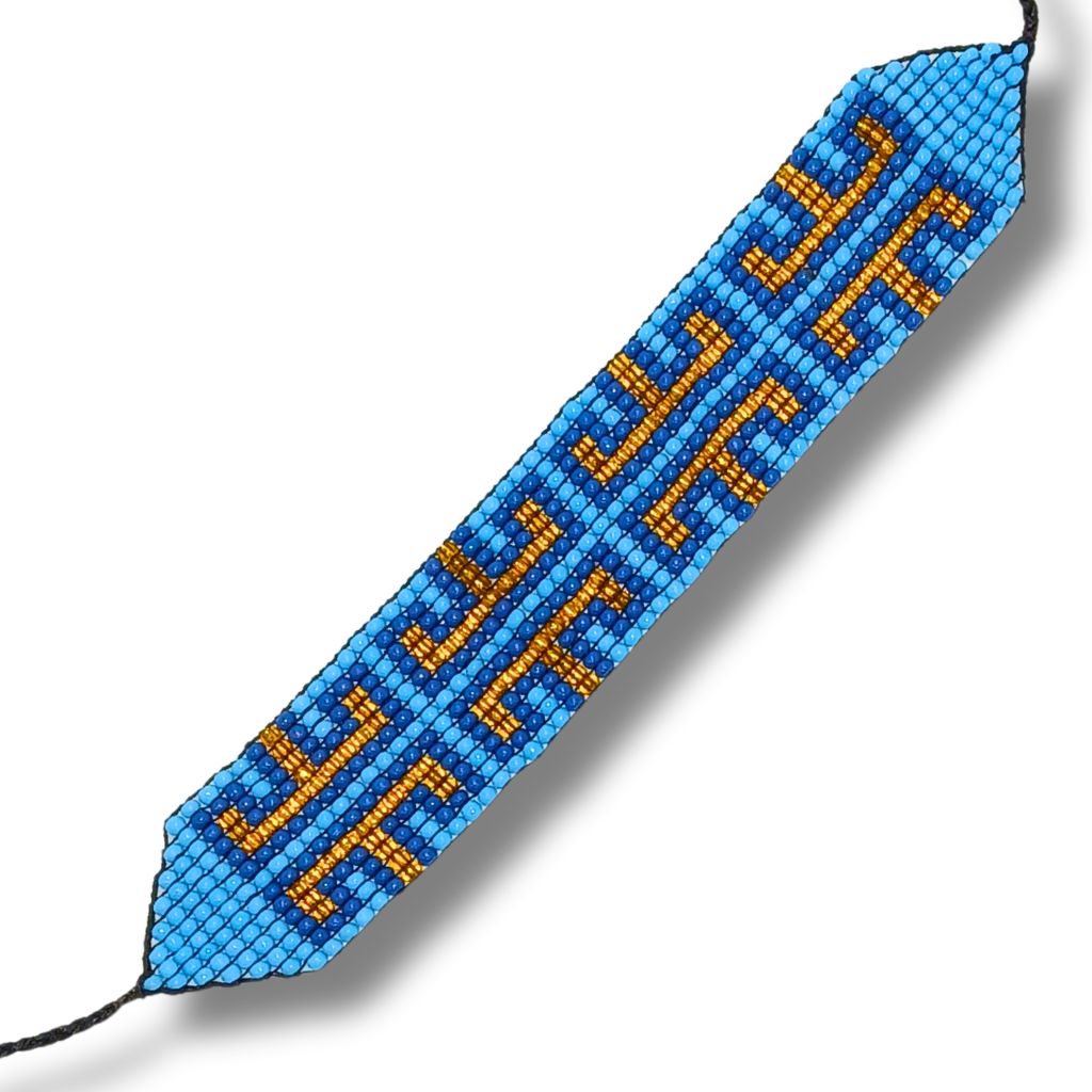 Pulseira de miçangas azul com bordas laranjas e desenhos geométricos