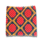 Pulseira de miçangas elástica com quadrados e losangos vermelhos, azuis e dourados