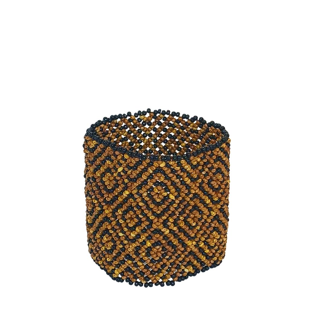 Pulseira elástica de miçangas marrom com padrão geométrico preto e dourado