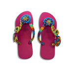 Par de sandálias chinelo rosa com tiras multicoloridas e bordado floral espiral