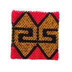 Pulseira de miçangas quadrada vermelha com losangos pretos e amarelos