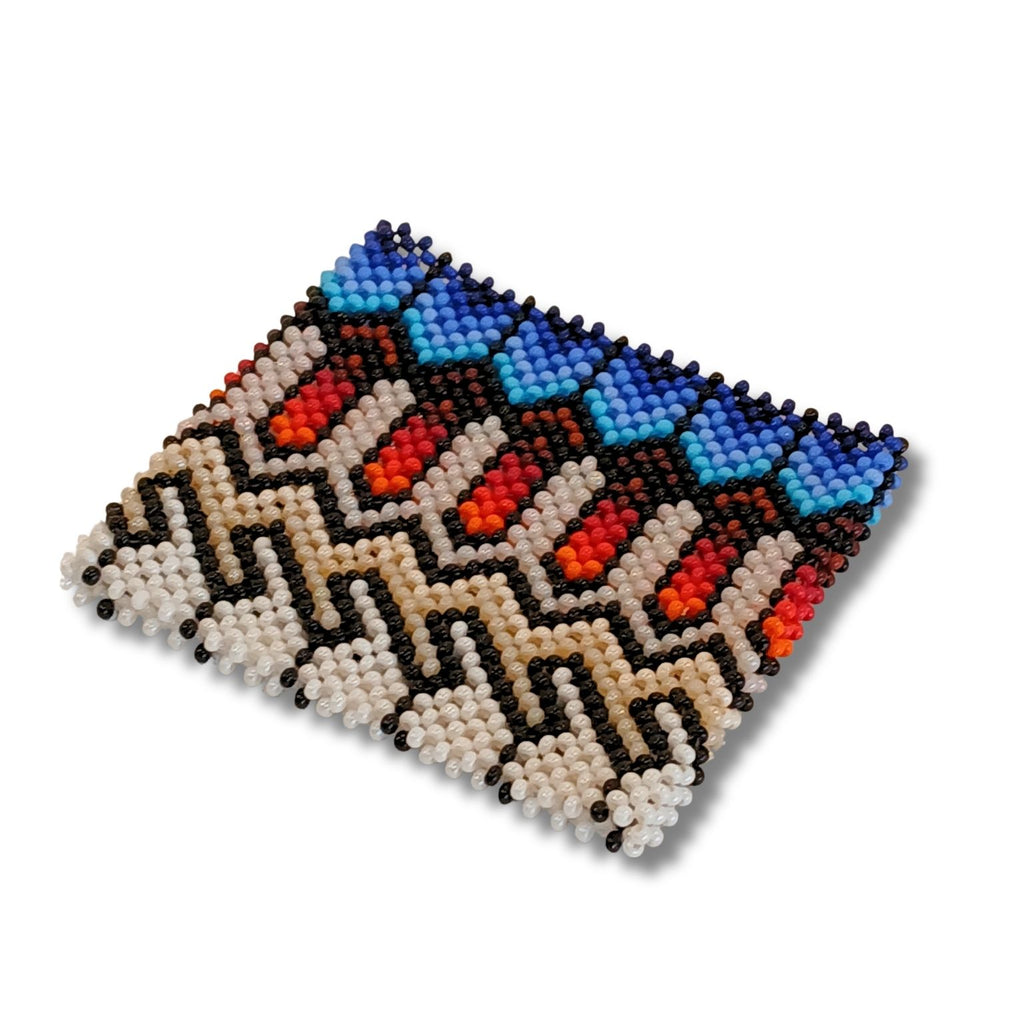 Pulseira indígena em miçangas com padrão geométrico multicolorido em preto, azul e branco