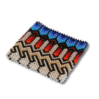 Pulseira indígena em miçangas com padrão geométrico multicolorido em preto, azul e branco