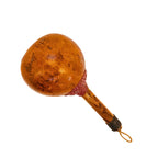 Maraca Cabocla Kaxinawa com cabaça marrom e cabo de madeira, cordão na ponta