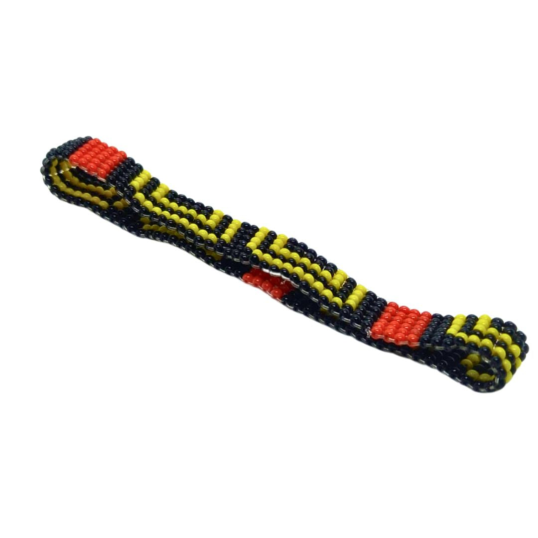 Pulseira de miçangas fina preta com faixas amarelas e vermelhas, padrão geométrico