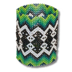 Pulseira de miçangas com faixa zigue-zague verde e azul, detalhes branco e preto.