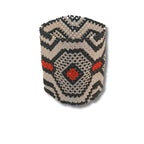 Pulseira de miçangas em formato de faixa, com losangos e pontos preto e vermelho