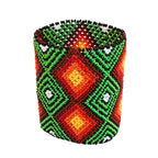Pulseira de miçangas indígenas média com padrão losango verde, vermelho e preto