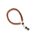 Pulseira de sementes com fileira de contas marrons e detalhe de sementes escuras