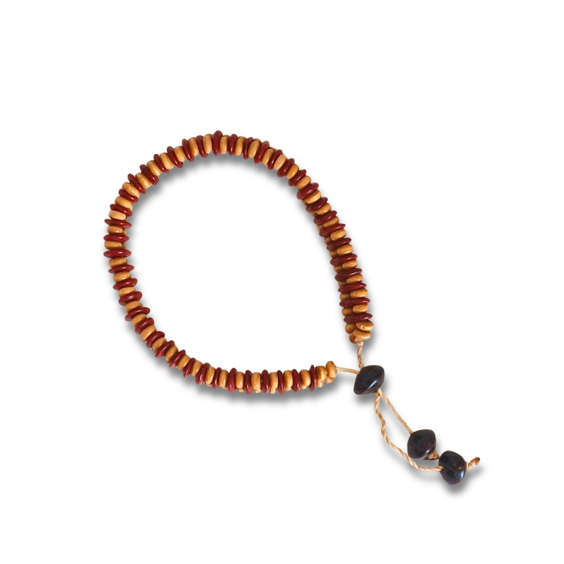 Pulseira de sementes com fileira de contas marrons e detalhe de sementes escuras