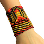 Pulseira indígena de miçangas multicoloridas com padrão geométrico no pulso
