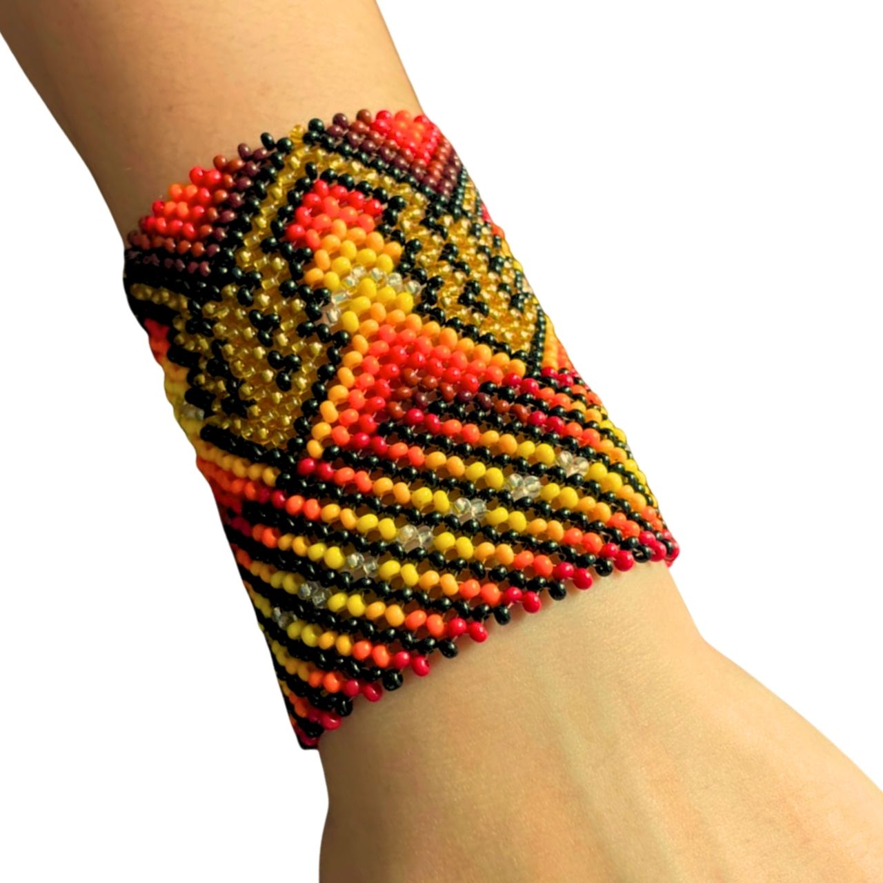 Pulseira indígena de miçangas multicoloridas com padrão geométrico no pulso