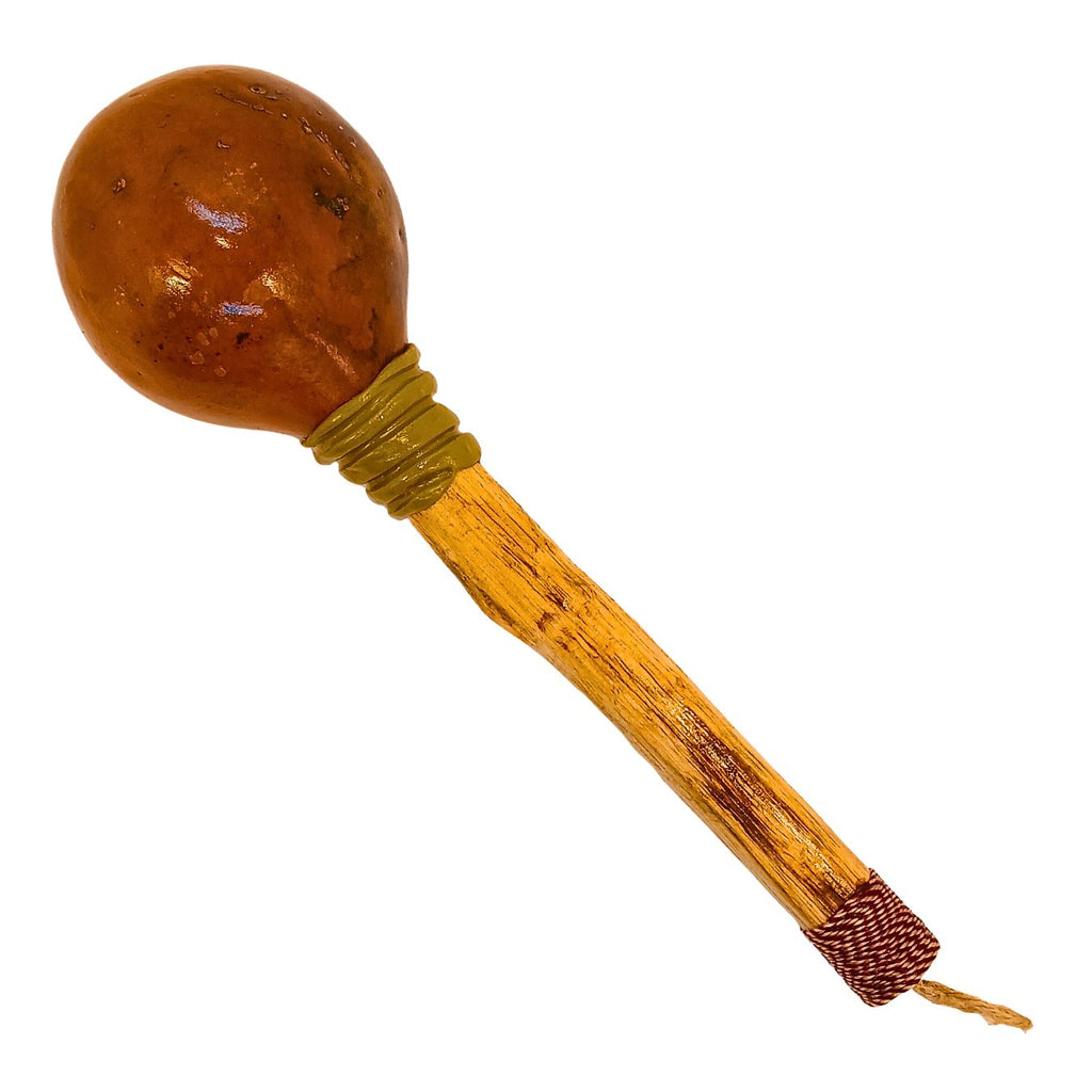 Maraca de cabaça marrom com cabo de madeira e amarração no fim