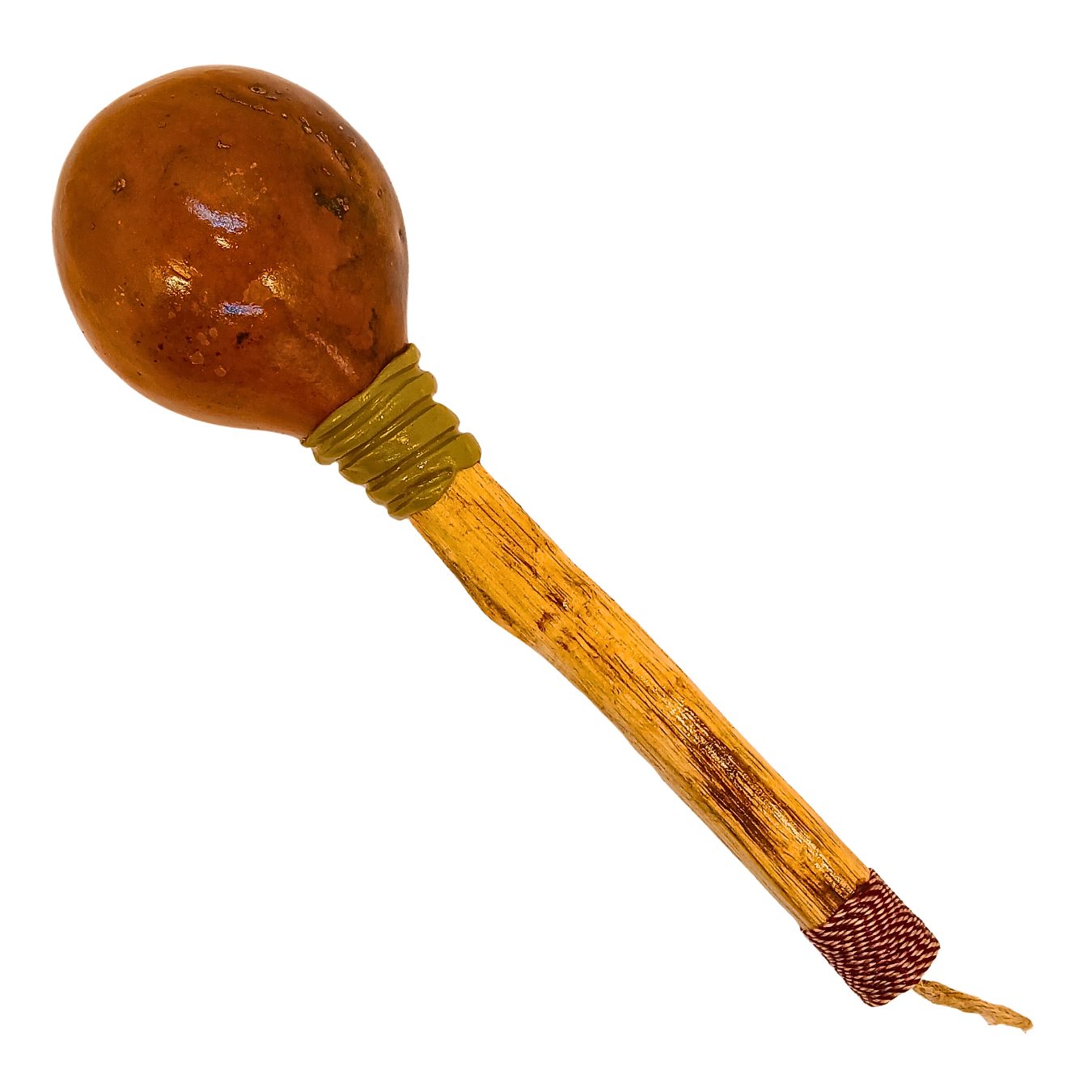 Maraca de cabaça marrom com cabo de madeira e amarração no fim