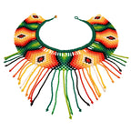 Colar de miçangas indígena colorido com aro verde e franjas pendentes