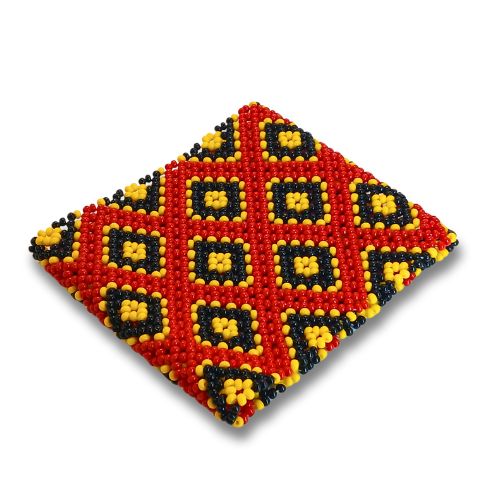 Pulseira de miçangas elástica vermelha com amarelo, preta e branco, em formato losango