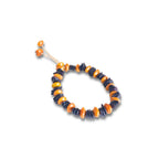 Pulseira de sementes ajustável em contas laranja e azul-marinho com cordão trançado.