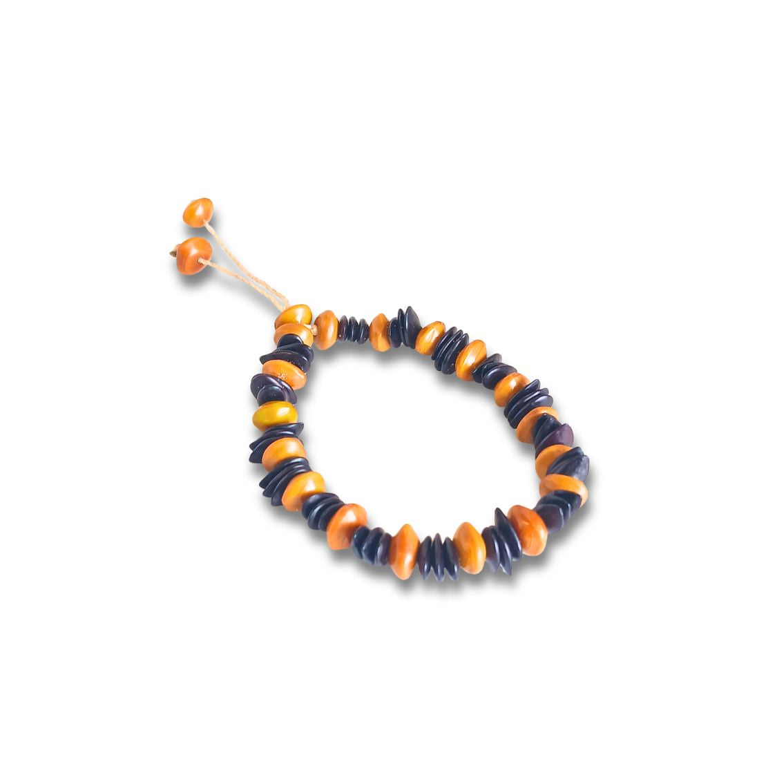 Pulseira de sementes ajustável em contas laranja e azul-marinho com cordão trançado.