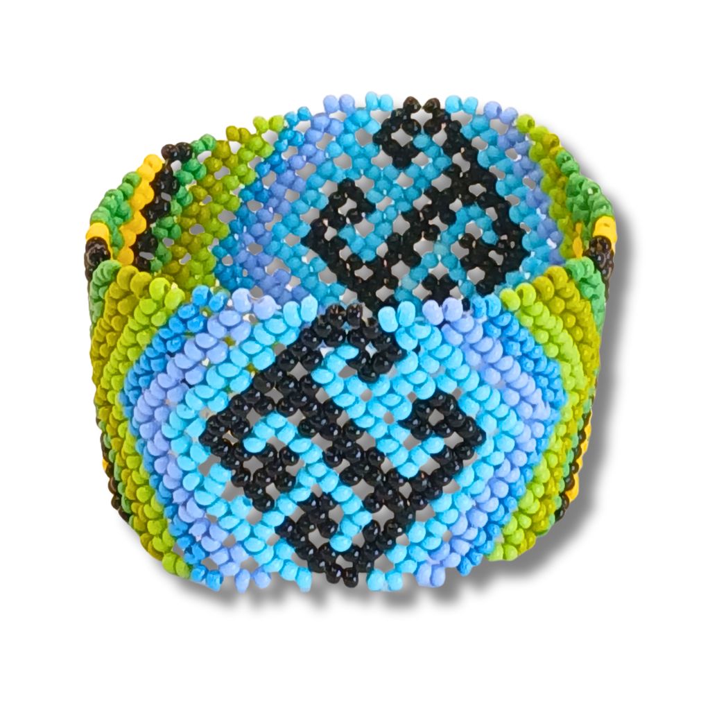 Pulseira de miçangas com padrão geométrico azul, verde e preto em forma circular