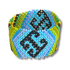 Pulseira de miçangas com padrão geométrico azul, verde e preto em forma circular