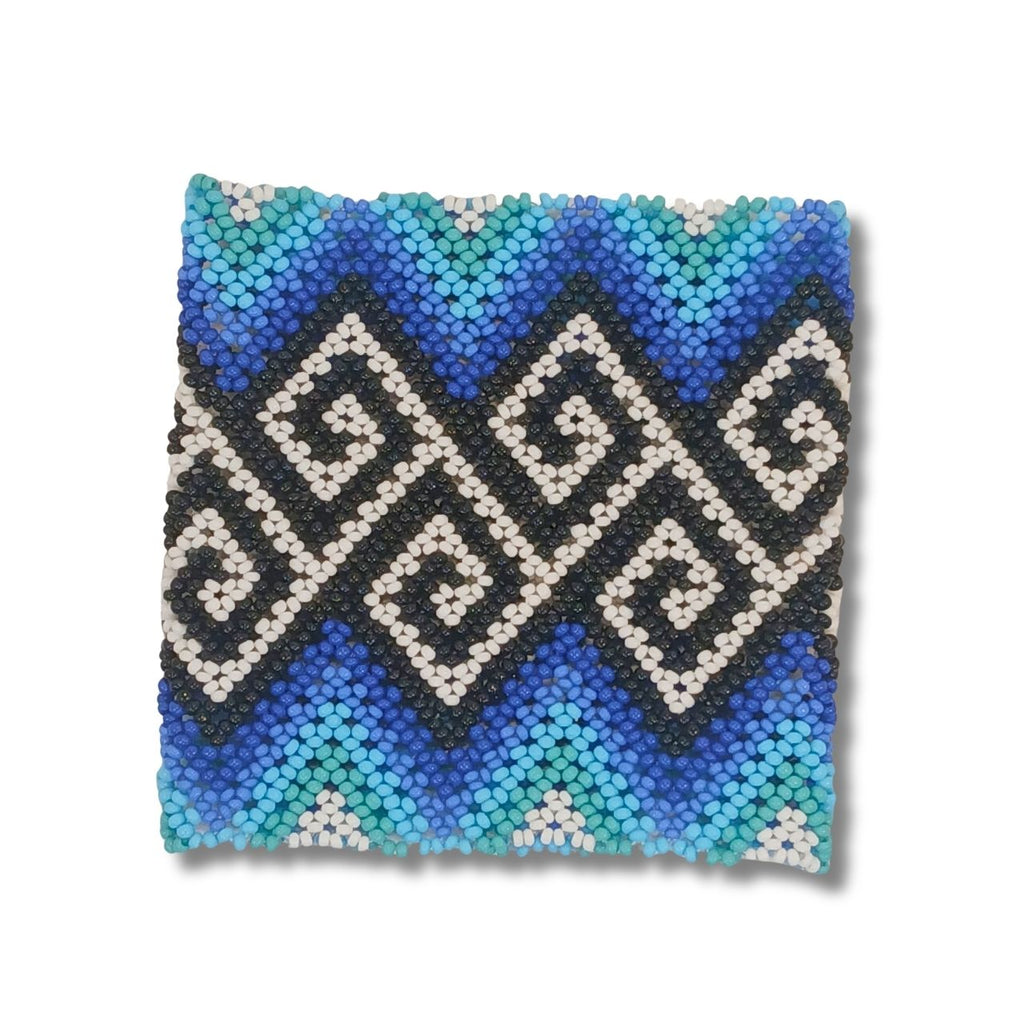 Pulseira de miçangas azul e turquesa com motivo chevron preto e detalhes branco