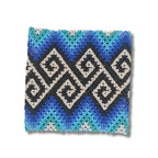 Pulseira de miçangas azul e turquesa com motivo chevron preto e detalhes branco