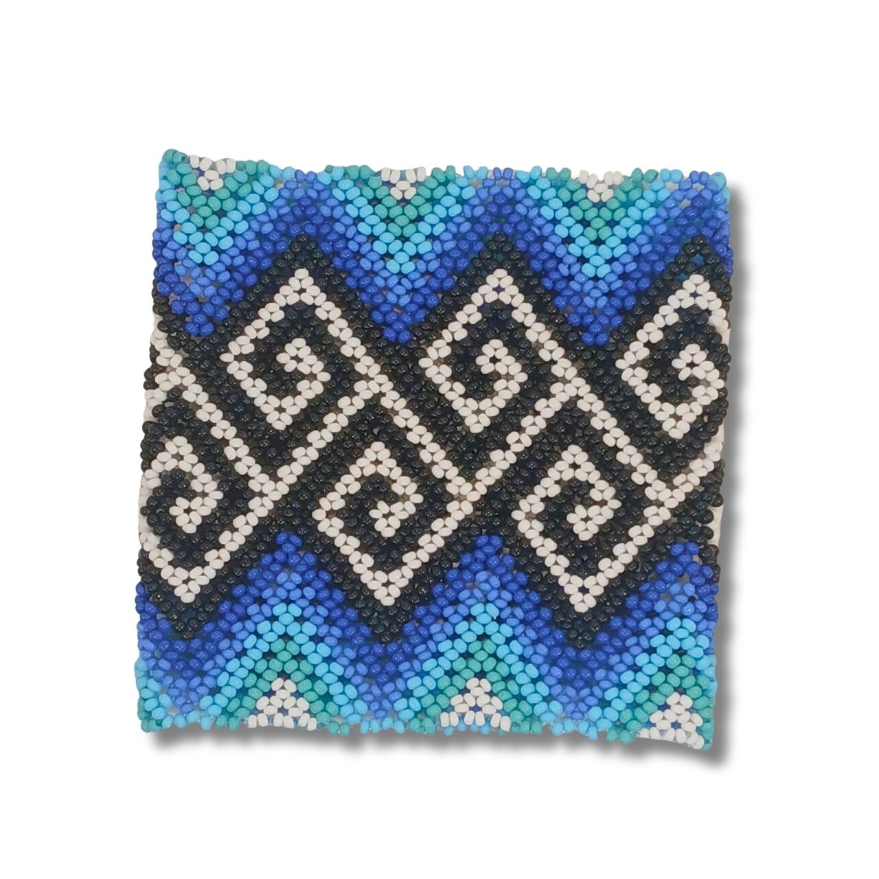 Pulseira de miçangas azul e turquesa com motivo chevron preto e detalhes branco