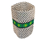 Pulseira de miçangas com padrão xadrez e faixa verde, branco e preto