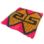 Pulseira de miçangas triangular vermelha, preta e dourada com padrão geométrico
