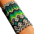 Pulseira indígena de miçangas sem elástico, verde/azul e branco, padrão chevron.