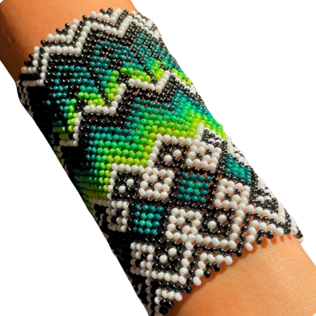 Pulseira indígena de miçangas sem elástico, verde/azul e branco, padrão chevron.