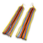 Brincos de miçangas longos com franjas listradas amarelo, azul, preto e laranja