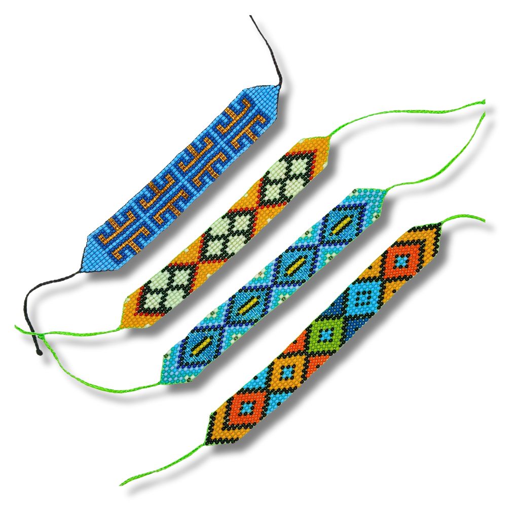 Pulseira de miçangas com padrões geométricos azul e verde