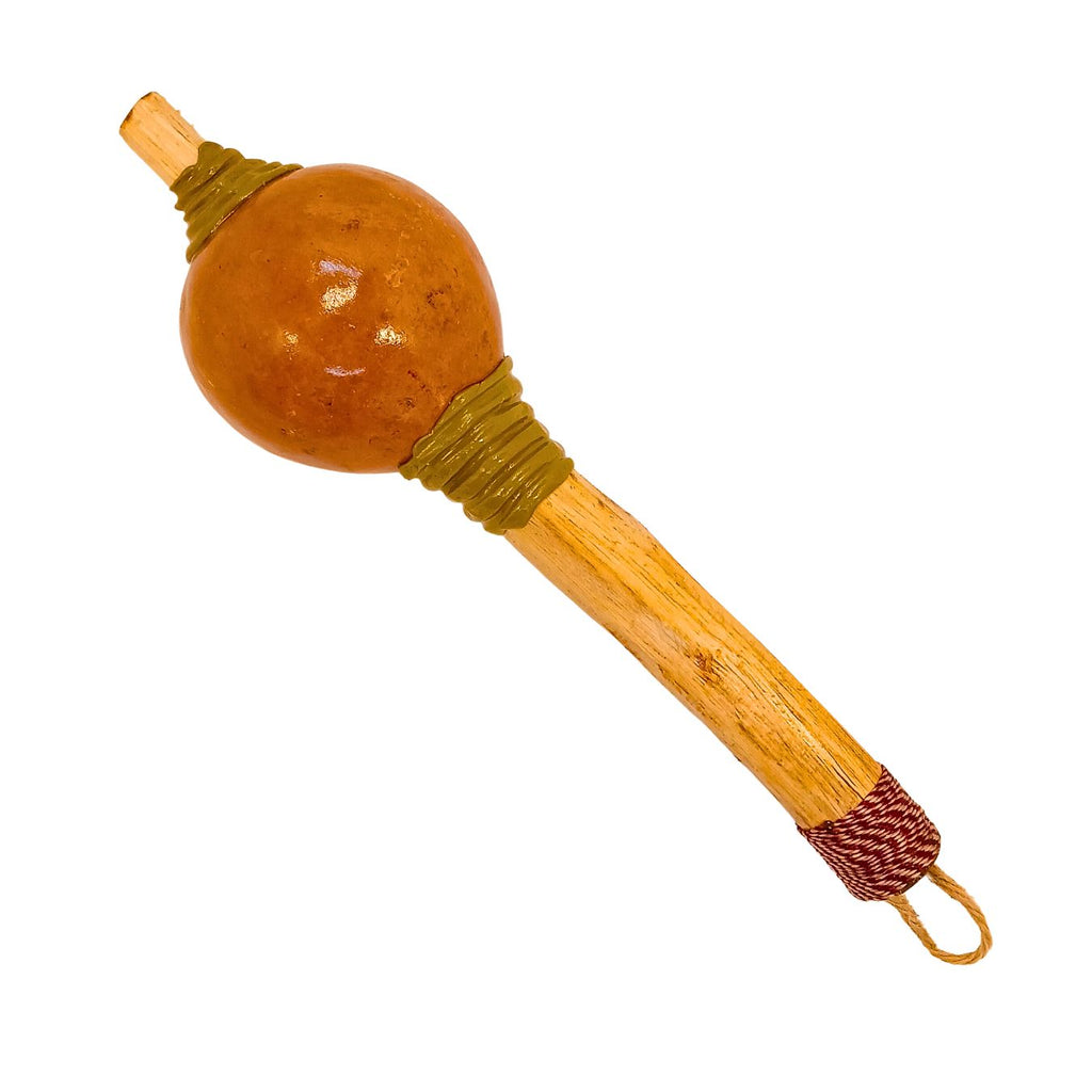 Maraca de cabaça marrom e cabo de madeira, com amarração vermelha e cordão