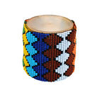 Pulseira de miçangas Fulni-ô elástica, padrão geométrico azul, laranja, verde e amarelo.