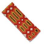 Bandana tiara de miçangas com borda aberta e padrão geométrico vermelho, amarelo e branco.